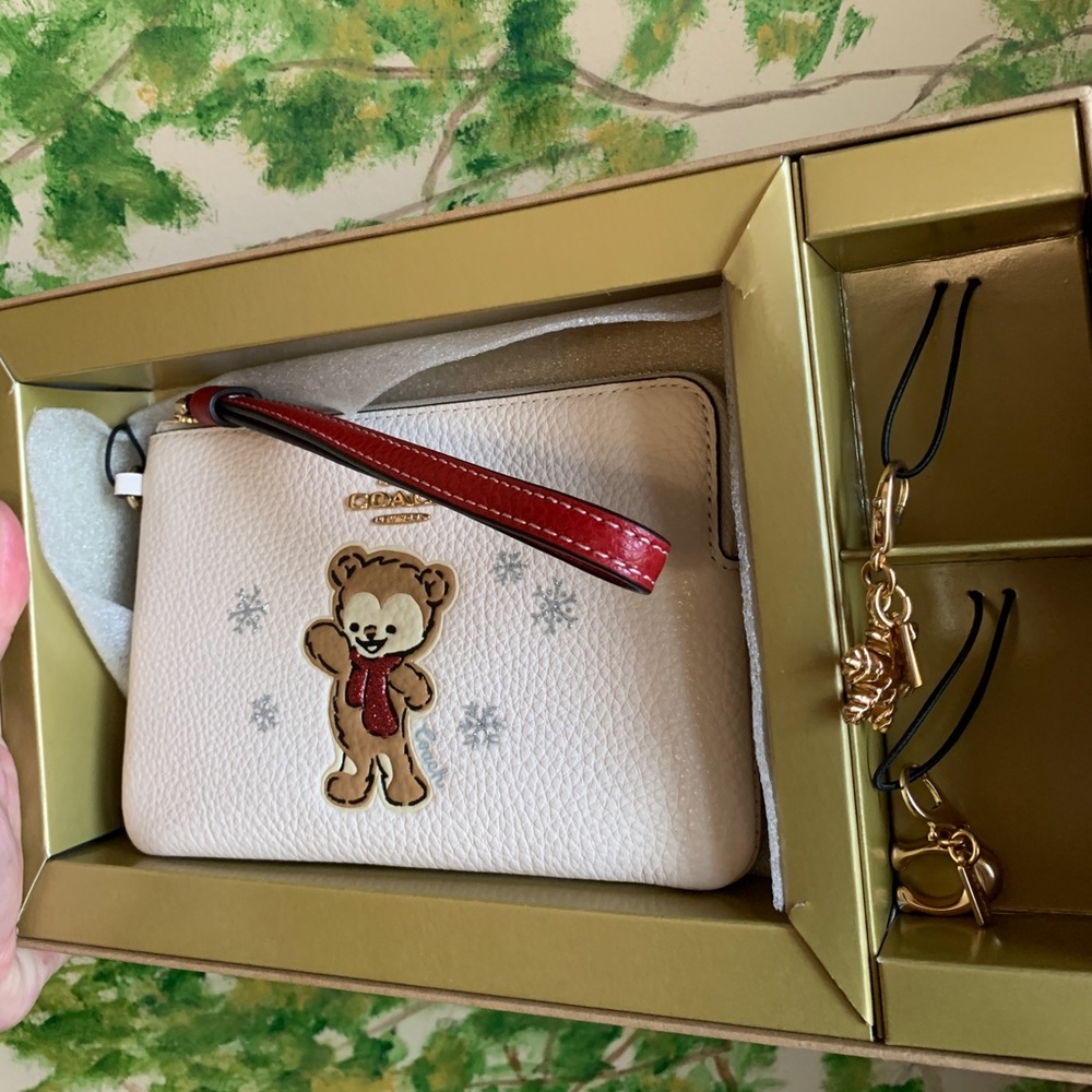 Authentic COACH Pebbled leather 🎄🧸 top zip wristlet with 2 charms in Gift box - Picture 2 of 11